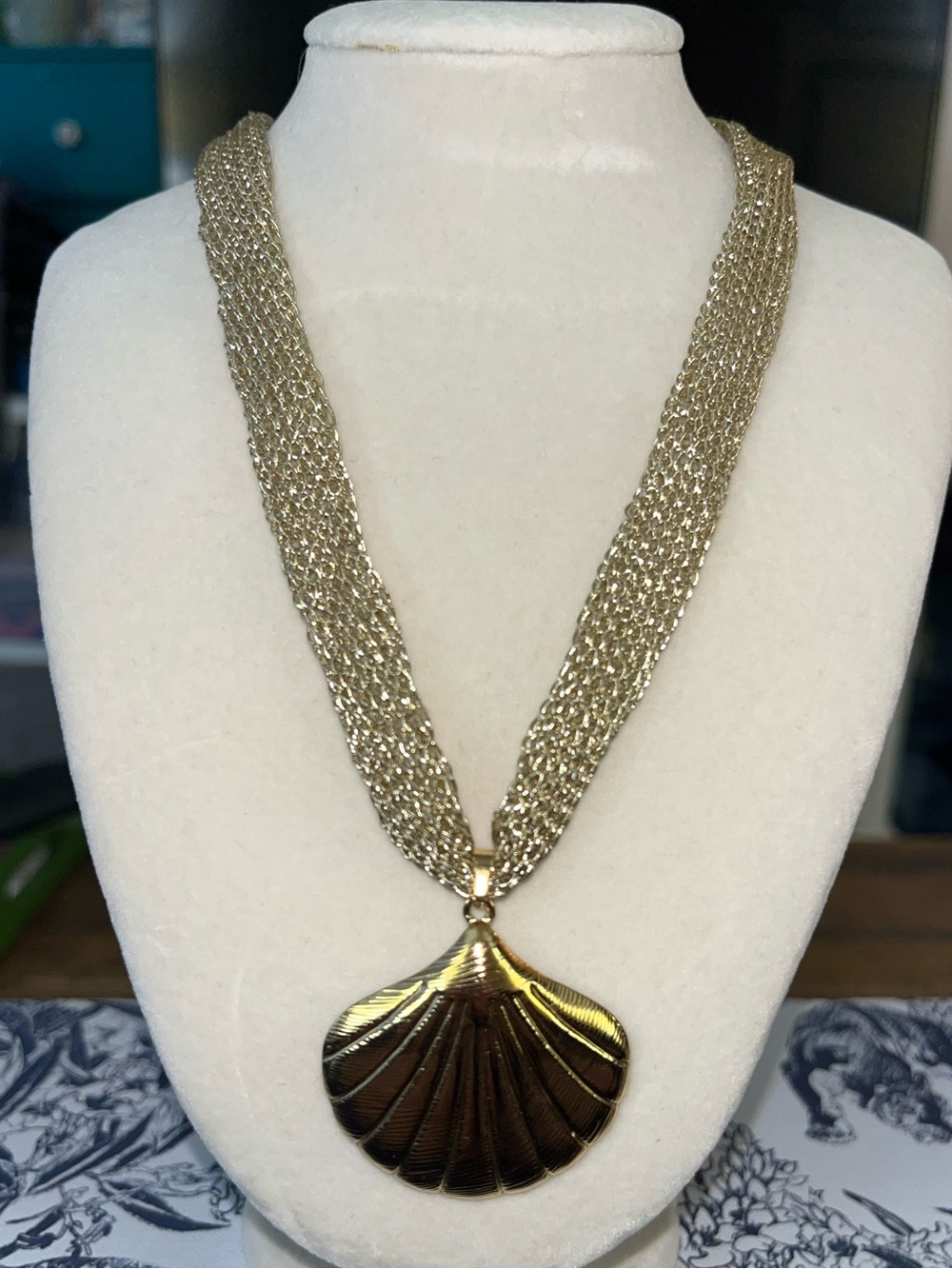 💛🐚Gold clamshell 19 inch necklace with super lightweight mesh chain